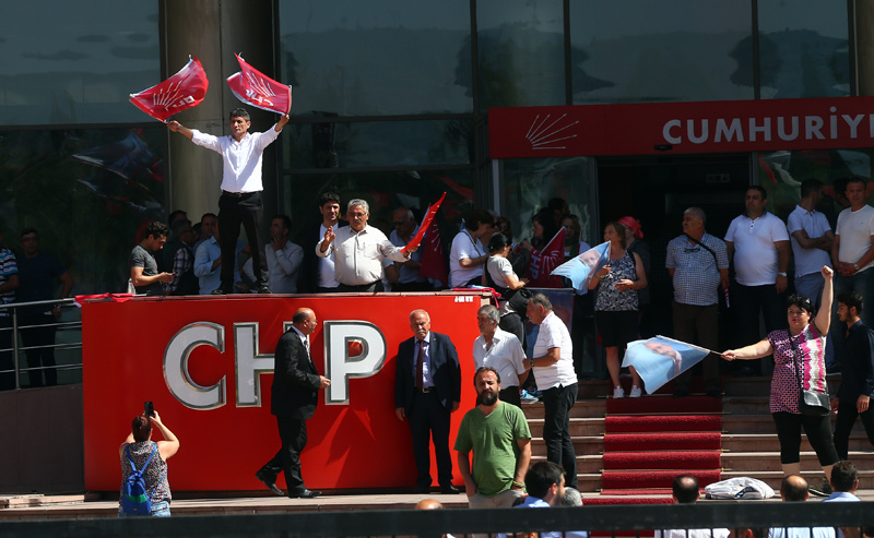 CHP'lilerden oturma eylemiyle ilgili flaş karar