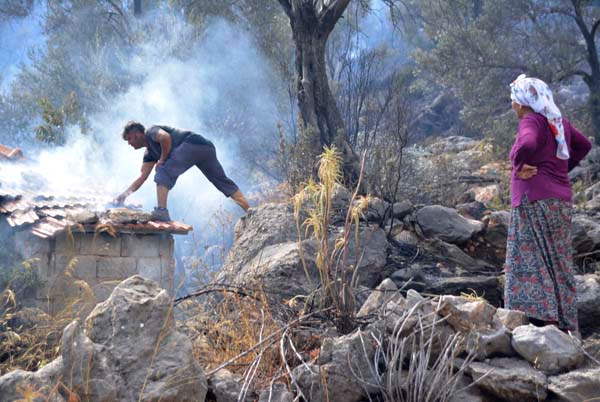 Muğla'da 4 hektarlık orman alev alev yandı