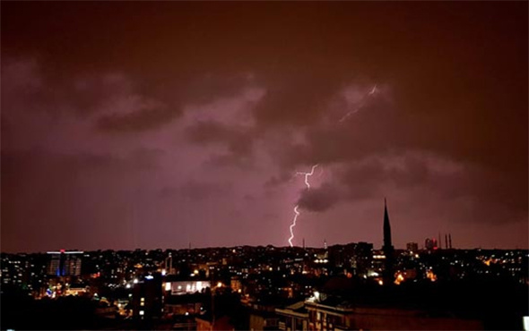 Meteoroloji uyarmıştı: İstanbul'da şiddetli yağış ve fırtına!