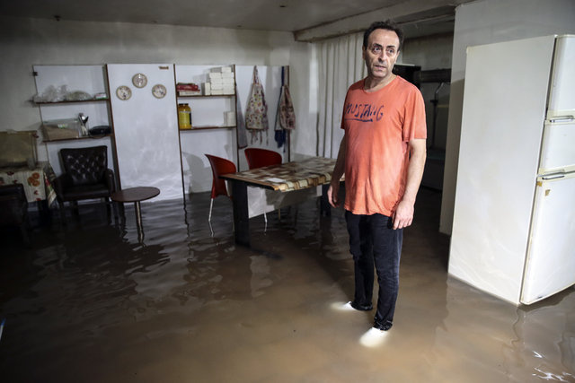 İstanbul'daki sağanak yağış yüzünden ev ve iş yerlerini su bastı