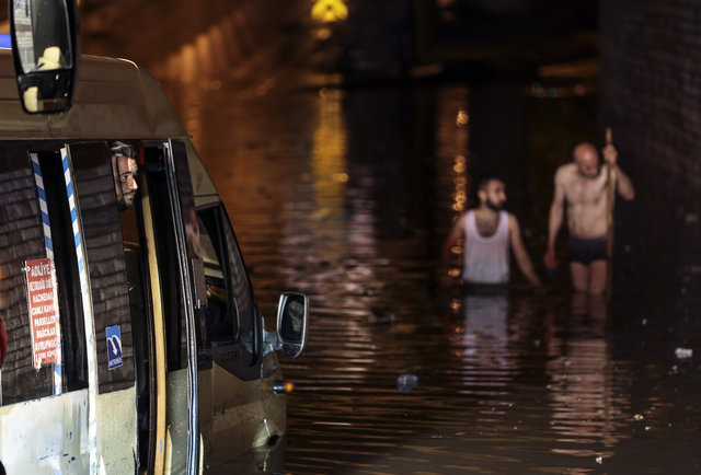 İstanbul'daki sağanak yağış yüzünden ev ve iş yerlerini su bastı