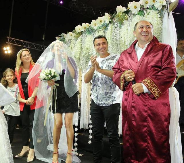 Funda Arar'dan büyük sürpriz sahnede evlendi