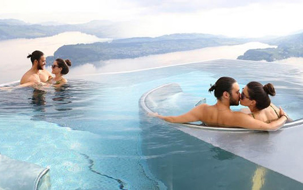 Ünlü çiftten sıcak havuzda romantizm!