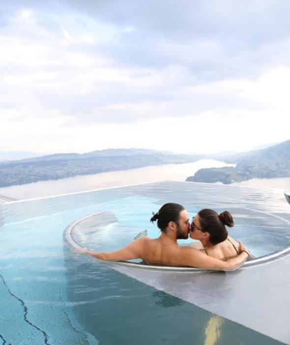Ünlü çiftten sıcak havuzda romantizm!