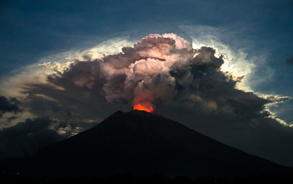 Bali'de yanardağ patlaması: Binlerce yolcu mahsur kaldı