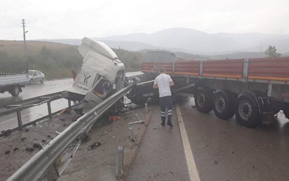 Önündeki TIR’a çarpan TIR’ın kabini koptu