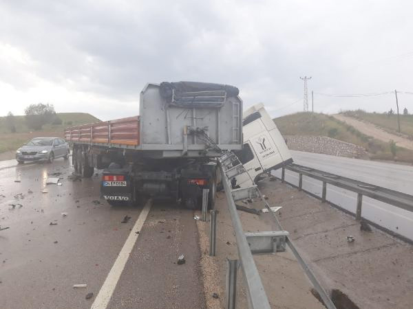 Önündeki TIR’a çarpan TIR’ın kabini koptu