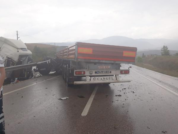 Önündeki TIR’a çarpan TIR’ın kabini koptu