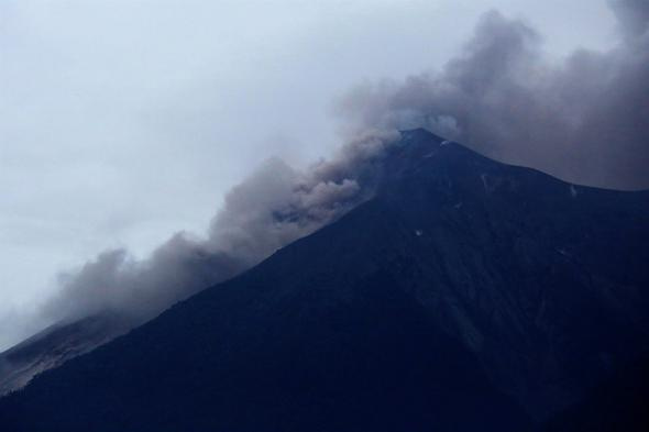 Büyük felaket! Yanardağ patladı lavlar köyü yok etti