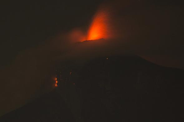 Büyük felaket! Yanardağ patladı lavlar köyü yok etti