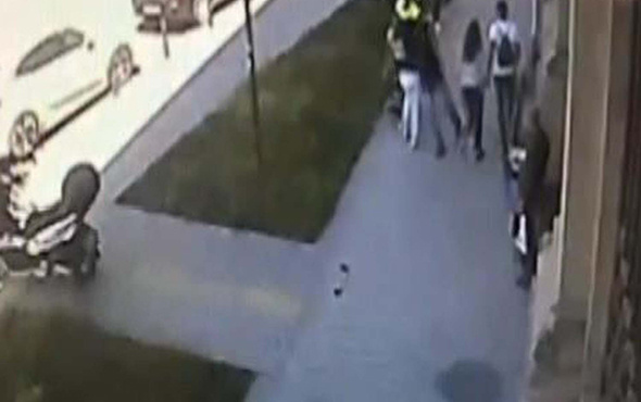 Şoke eden olay: Yürüyen kadına saldırı kamerada!