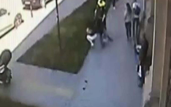Şoke eden olay: Yürüyen kadına saldırı kamerada!