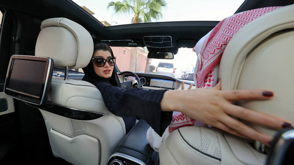 Suudi Arabistan'da kadınlar ehliyetlerini almaya başladı