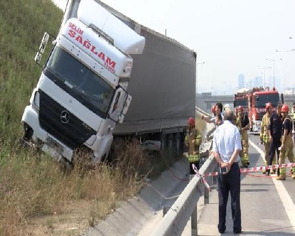 İstanbul'da hareketli saatler! Bıçak çekti kimseyi yaklaştırmıyor...