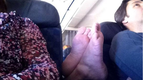 Uçakta böyle yakalandı rezil adamı sosyal medya ifşa etti