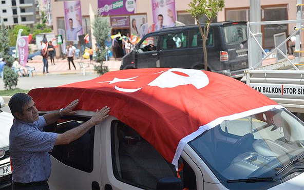 HDP'ye seçim bürosu açılışında Türk bayraklı tepki