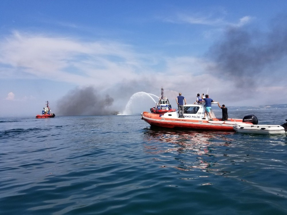 Yalova açıklarında tekne alev alev yandı