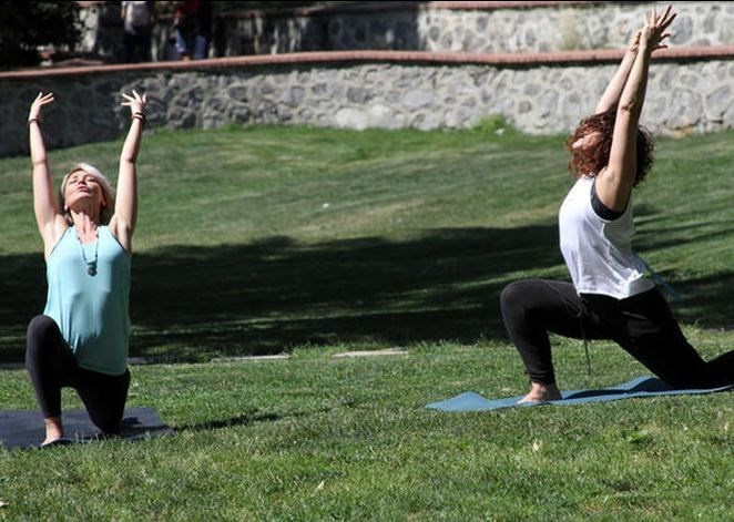 Çocuklar Duymasın'ın Tutku'su meraklı bakışlara aldırmadan yoga yaptı