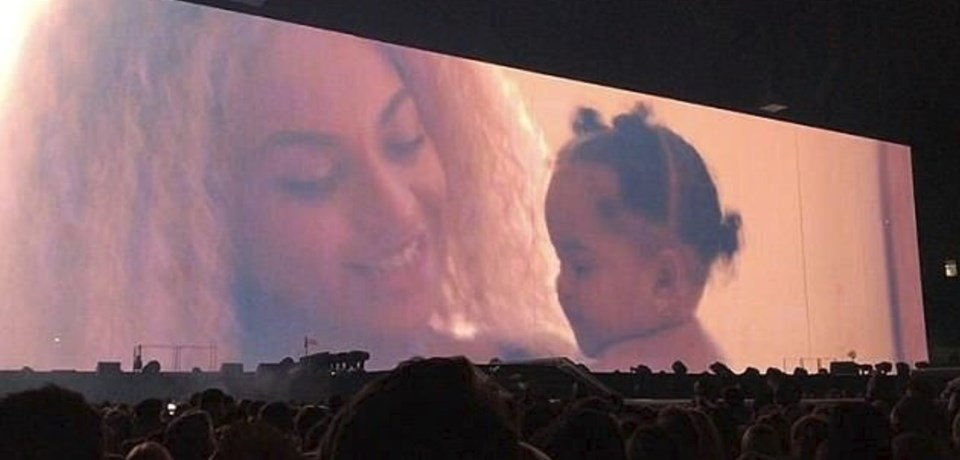 Beyonce Jay Z çifti öyle bir sürpriz yaptı ki hayranları dakikalarca alkışladı