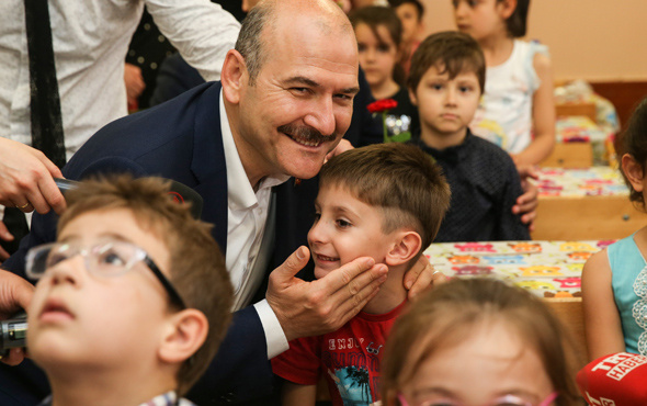 Bakan Soylu mezun olduğu okulda karne dağıttı