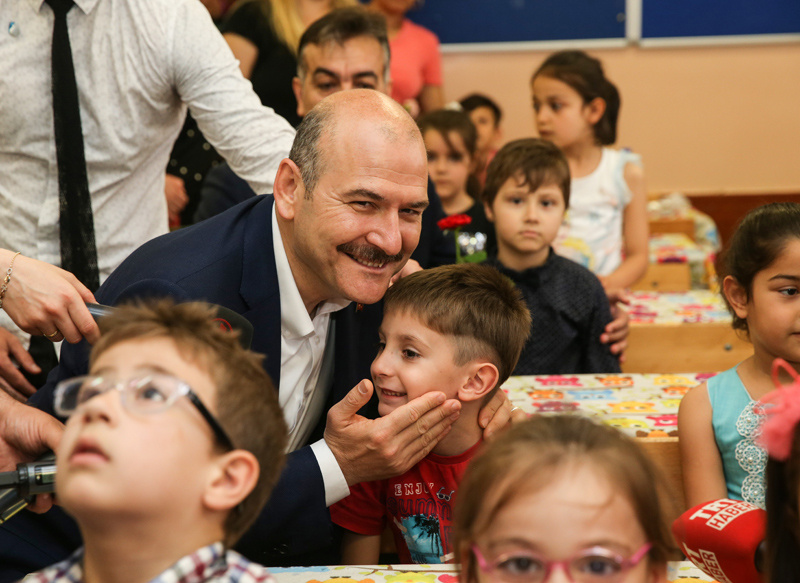 Bakan Soylu mezun olduğu okulda karne dağıttı