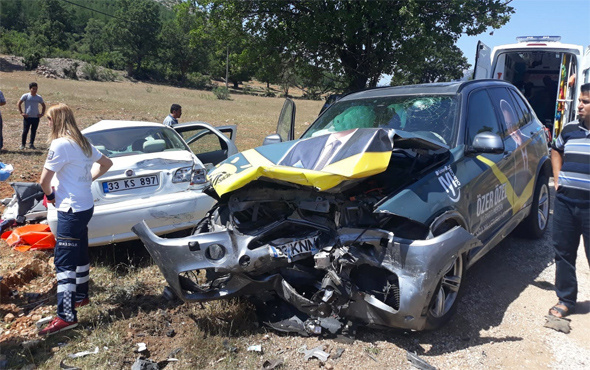 İYİ Parti'li adayın bulunduğu otomobil kaza yaptı