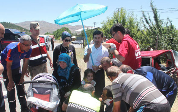 Yoldan geçerken kazayı görünce şemsiyeyi kapıp geldi