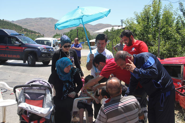 Yoldan geçerken kazayı görünce şemsiyeyi kapıp geldi