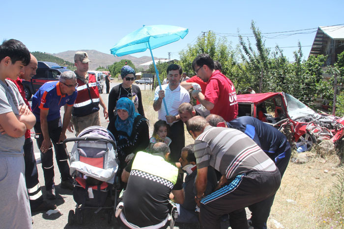 Yoldan geçerken kazayı görünce şemsiyeyi kapıp geldi