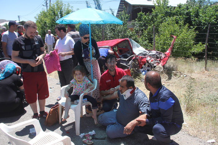 Yoldan geçerken kazayı görünce şemsiyeyi kapıp geldi