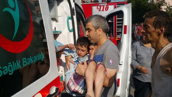 Çocuklarını aşağı attı! İstanbul'da dehşet anları