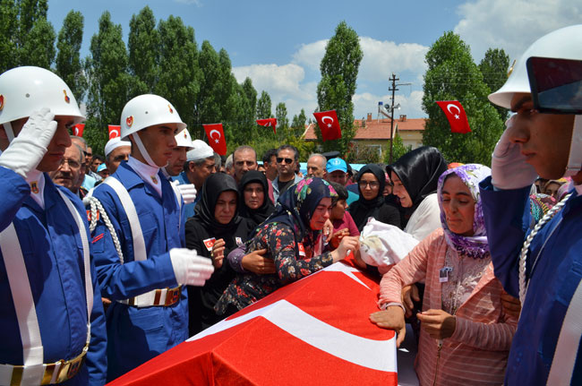 1.5 aylık Mehmet Akif şehit babasını böyle uğurladı...