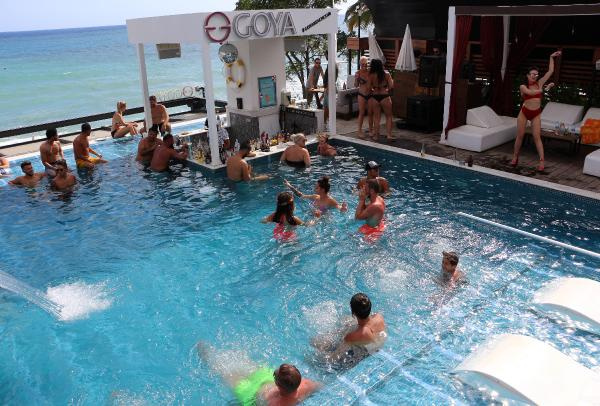 Havuz dans pistine dönüştürüldü turistler coştu