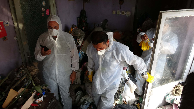 Cihangir'de kötü kokular gelen eve giren ekipler şoke oldu