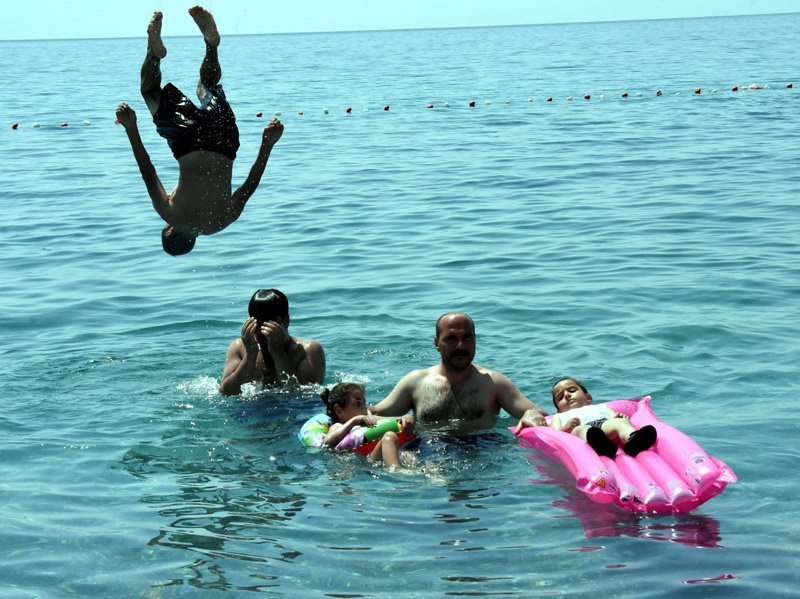 Çanakkale'den Van'a gelen tatilciler plaja akın etti