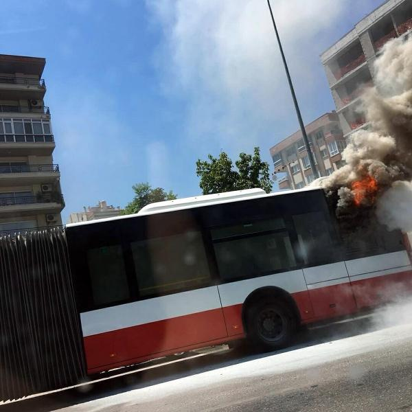 Belediye otobüsü alev alev yandı! Facia kıl payı atlatıldı