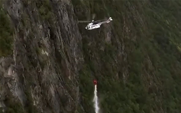Helikopterle uçurumdaki kayaları düşüren pilot