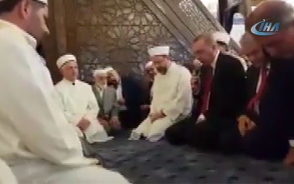 Erdoğan, Hacı Bayram Camii'nde Kur'an-ı Kerim okudu