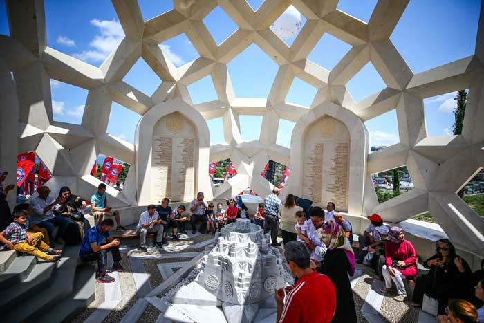 Türkiye 15 Temmuz'da sokaklarda! Gözyaşları sel oldu