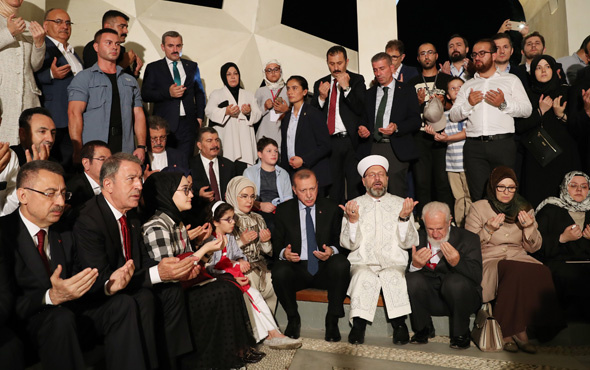 Cumhurbaşkanı Erdoğan, 15 Temmuz Şehitler Makamında 