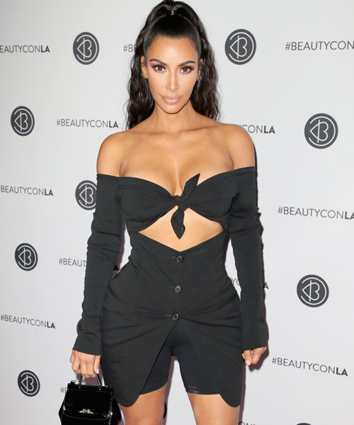 Kim Kardashian cesur kıyafetiyle görenleri büyüledi!