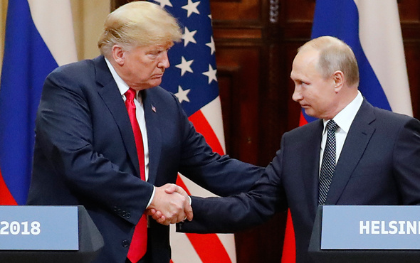 Tarihi zirve: Trump ile Putin bir araya geldi!