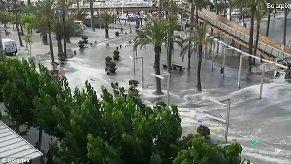 Akdeniz'deki tatil cennetini tsunami vurdu!