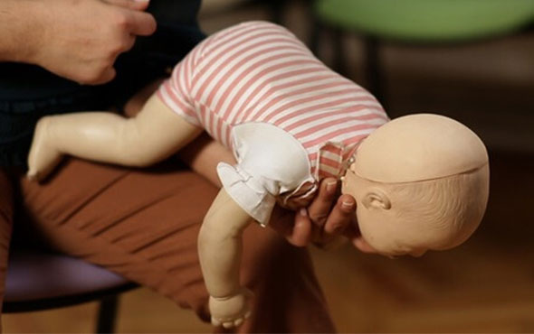 Bebeğin solunum yolu tıkanırsa nasıl ilk yardım yapılmalıdır?