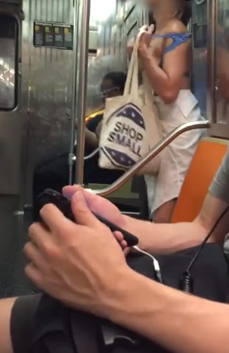 Kadın bir anda metroda soyunmaya başladı yolcular afallayıp kaldı