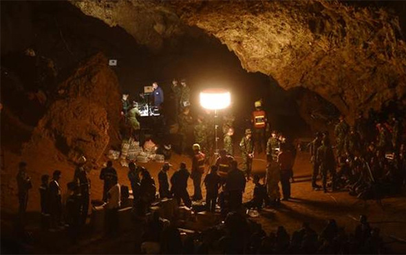 Mağarada kaybolan futbol takımı oyuncuları bulundu!