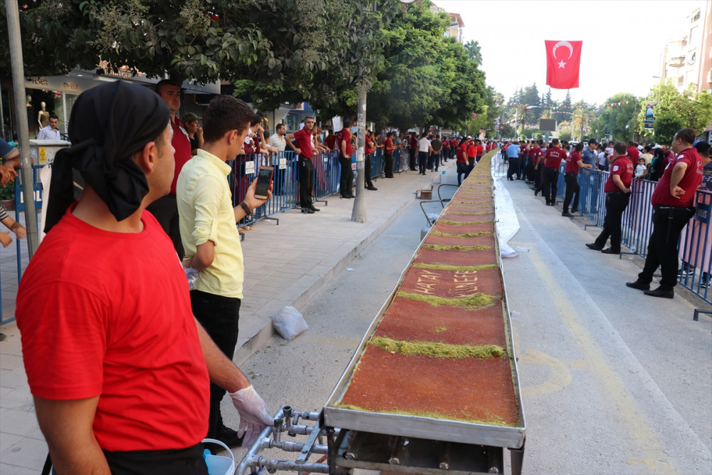 Hatay'da  79 metrelik künefe vatandaşlara dağıtıldı