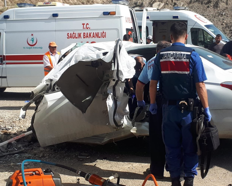 Ankara'da feci kaza! 4 kişi fena can verdi