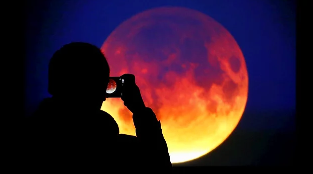 Kanlı Ay Tutulması kapıya dayandı! Dünyanın sonu mu geliyor?