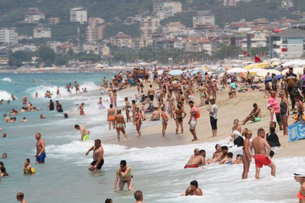 Alanya'da tatilciler plajları doldurdu
